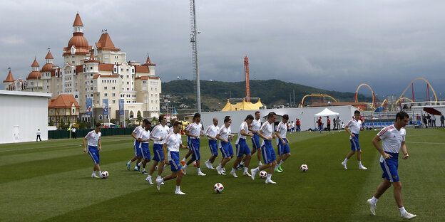 Russische Spieler auf dem Trainingsgelände Russische Spieler auf dem Trainingsgelände
