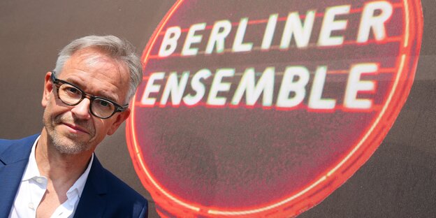 Oliver Reese mit Berliner-Ensemble-Signet Oliver Reese mit Berliner-Ensemble-Signet