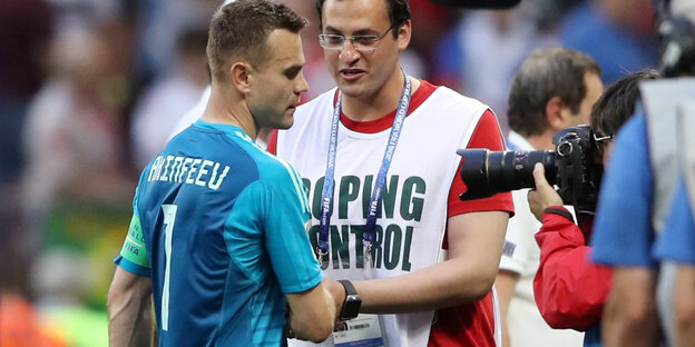 Russlands Torwart Akinfeew und ein Dopingkontrolleur Russlands Torwart Akinfeew und ein Dopingkontrolleur
