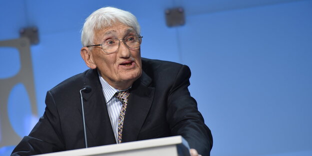 Jürgen Habermas spricht auf einer Bühne Jürgen Habermas spricht auf einer Bühne