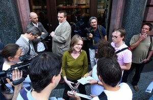 Lucy Redler umringt von Erwerbslosen bei einem Protest 2006 Lucy Redler umringt von Erwerbslosen bei einem Protest 2006