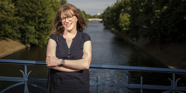 Die Landespolitikerin der Linken, Lucy Redler, steht an einem Geländer, im Hintergrund ist der Schifffahrtskanal in Neukölln zu sehen Die Landespolitikerin der Linken, Lucy Redler, steht an einem Geländer, im Hintergrund ist der Schifffahrtskanal in Neukölln zu sehen