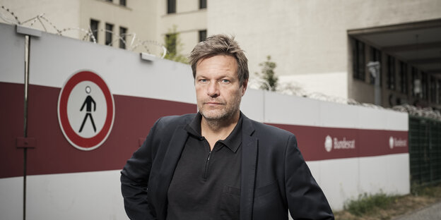 Robert Habeck steht vor einer Wand in Berlin Robert Habeck steht vor einer Wand in Berlin