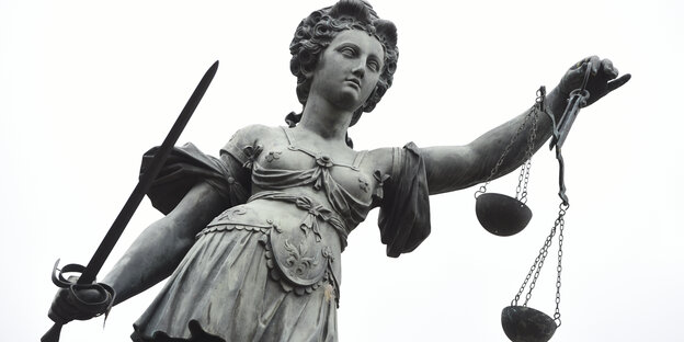Justitia-Statue mit Waage Justitia-Statue mit Waage