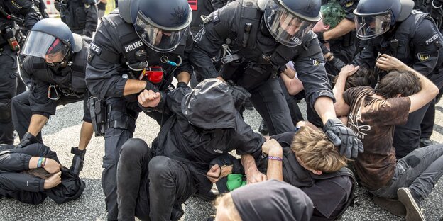 Polizisten lösen Sitzblockade auf Polizisten lösen Sitzblockade auf