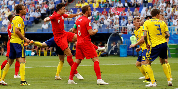 Harry Maguire köpft ein Harry Maguire köpft ein