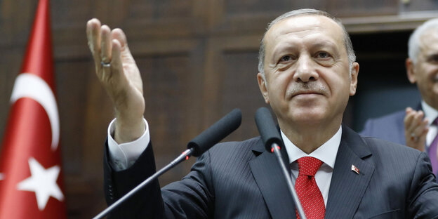 Türkeis Präsident Erdoğan hebt die Hände Türkeis Präsident Erdoğan hebt die Hände