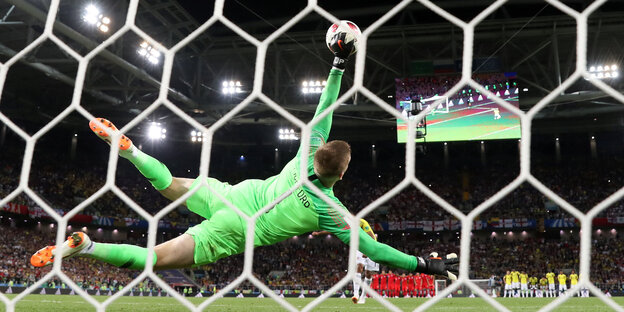 Jordan Pickford hält einen Elfmeter Jordan Pickford hält einen Elfmeter