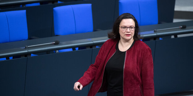 Andrea Nahles steht vor leeren Sitzen im Bundestag Andrea Nahles steht vor leeren Sitzen im Bundestag