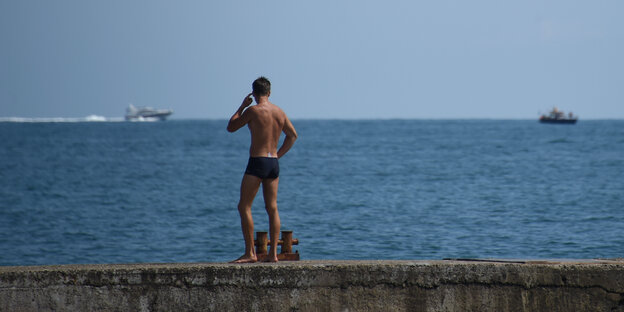 Jemand steht an einem Pier in Sotschi Jemand steht an einem Pier in Sotschi