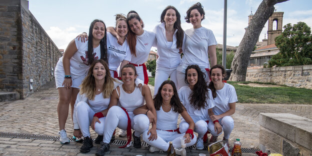 Eine Gruppe Frauen vor dem Stadtfest in Pamplona Eine Gruppe Frauen vor dem Stadtfest in Pamplona