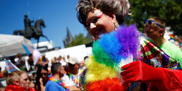 Ein Mensch ist in Regenbogenfarben gekleidet Ein Mensch ist in Regenbogenfarben gekleidet
