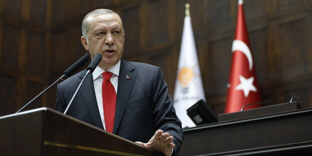 Erdoğan spricht an einer Kanzel Erdoğan spricht an einer Kanzel