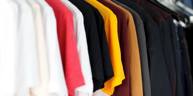 Shirts hängen an einer Kleiderstange Shirts hängen an einer Kleiderstange