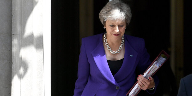 Premierministerin Theresa May hält eine Mappe in der Hand Premierministerin Theresa May hält eine Mappe in der Hand