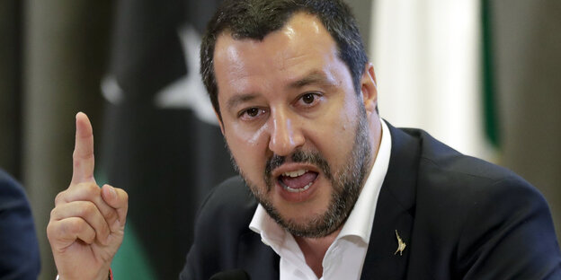 Matteo Salvini hebt seinen rechten Finger Matteo Salvini hebt seinen rechten Finger