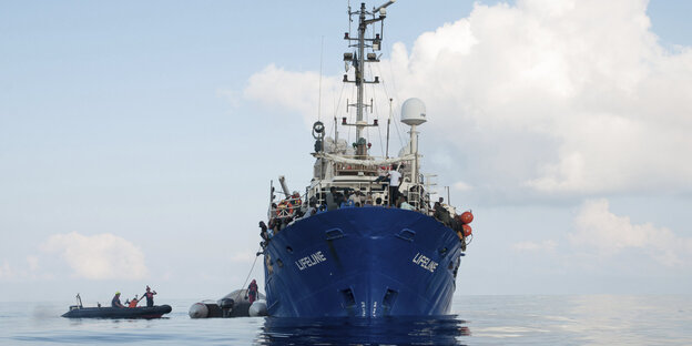 Das Schiff „Lifeline“ einer deutschen Hilfsorganisation rettet Menschen auf dem Mittelmeer Das Schiff „Lifeline“ einer deutschen Hilfsorganisation rettet Menschen auf dem Mittelmeer