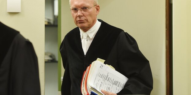 Manfred Götzl in schwarzer Richterrobe und mit randloser Brille Manfred Götzl in schwarzer Richterrobe und mit randloser Brille
