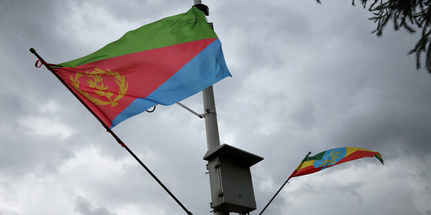 Die äthiopische und die eritreische Flagge wehen am gleichen mast Die äthiopische und die eritreische Flagge wehen am gleichen mast