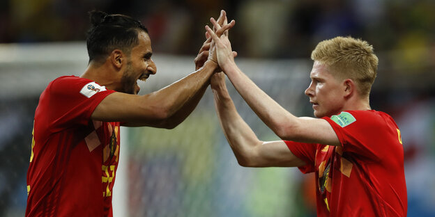 Die belgischen Spieler Kevin De Bruyne und Nacer Chadli bejubeln ihr zweites Tor gegen Brasilien. Die belgischen Spieler Kevin De Bruyne und Nacer Chadli bejubeln ihr zweites Tor gegen Brasilien.