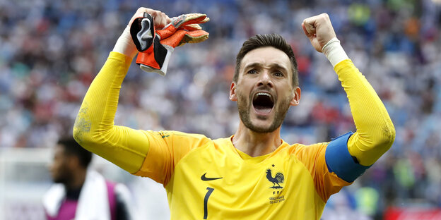 orwart Hugo Lloris aus Frankreich jubelt über den 2:0-Sioeg seines Teams.