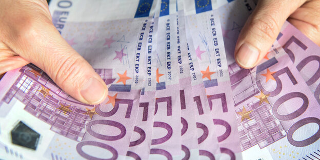 Eine Hand hält acht 500-Euro-Scheine Eine Hand hält acht 500-Euro-Scheine