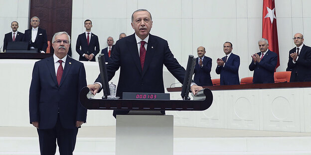 Der türkische Präsident Recep Tayyip Erdoğan spricht bei seiner Vereidung vor Abgeordneten in Ankara Der türkische Präsident Recep Tayyip Erdoğan spricht bei seiner Vereidung vor Abgeordneten in Ankara