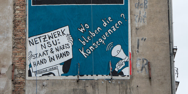 Bild an einer Hauswand mit der Frage: Wo bleiben die Konsequenzen? Bild an einer Hauswand mit der Frage: Wo bleiben die Konsequenzen?