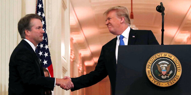 Brett Kavanaugh schüttelt die Hand von Donald Trump Brett Kavanaugh schüttelt die Hand von Donald Trump