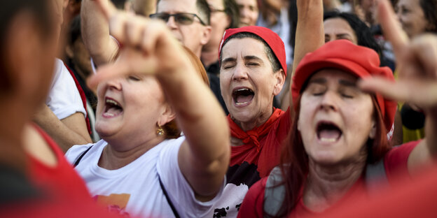 Anhänger von Lula da Silva warten vor dem Hauptquartier der Polizei auf die Freilassung des Ex-Präsidenten Anhänger von Lula da Silva warten vor dem Hauptquartier der Polizei auf die Freilassung des Ex-Präsidenten