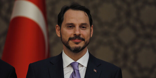 Berat Albayrak trägt einen Anzug und schaut fröhlich Berat Albayrak trägt einen Anzug und schaut fröhlich
