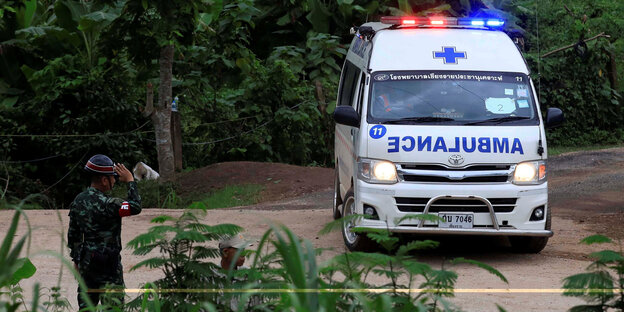 Ein Soldat steht neben einem Krankenwagen Ein Soldat steht neben einem Krankenwagen
