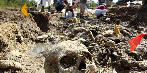 Forensiker exhumieren Skelettteile von Opfern des Srebrenica-Massakers auf einem Massengrab in Bosnien Forensiker exhumieren Skelettteile von Opfern des Srebrenica-Massakers auf einem Massengrab in Bosnien