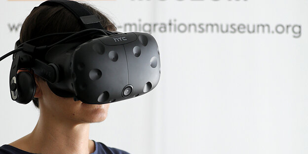 Frau mit Virtual-Reality-Brille Frau mit Virtual-Reality-Brille