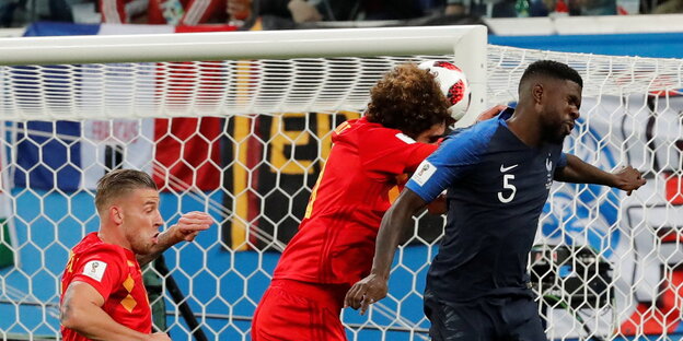 zwei Fußballer im Kopfballduell zwei Fußballer im Kopfballduell