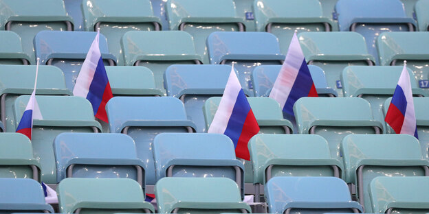 Russische Fahnen liegen vor dem Spiel auf der leeren Tribüne. Russische Fahnen liegen vor dem Spiel auf der leeren Tribüne.