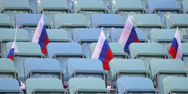 Russische Fahnen liegen vor dem Spiel auf der leeren Tribüne.