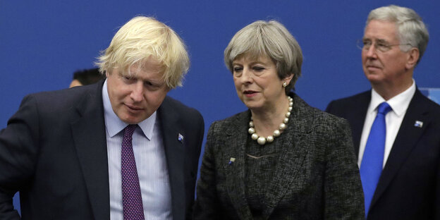 Die britische Premierministerin Theresa May mit dem ehemaligen Außenminister Boris Johnson und dem britischen Abgeordneten Michael Fallon beim Nato-Gipfel in Brüssel Die britische Premierministerin Theresa May mit dem ehemaligen Außenminister Boris Johnson und dem britischen Abgeordneten Michael Fallon beim Nato-Gipfel in Brüssel