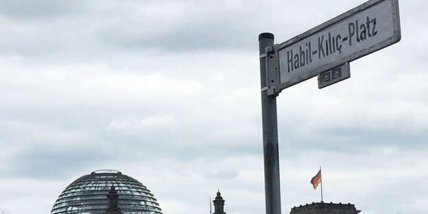 Straßenschild vor dem Reichstag: Habil-Kılıç-Platz Straßenschild vor dem Reichstag: Habil-Kılıç-Platz