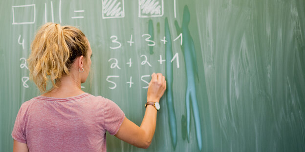 Lehrerin an der Tafel Lehrerin an der Tafel