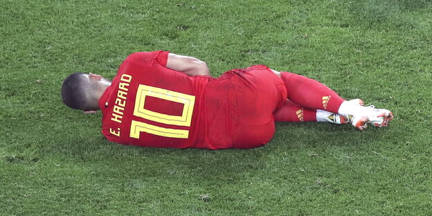 ein Fußballer liegt am Boden ein Fußballer liegt am Boden