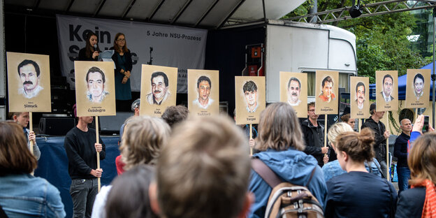 Auf einer Kundgebung vor dem NSU-Prozess werden Bilder der NSU-Opfer hochgehalten Auf einer Kundgebung vor dem NSU-Prozess werden Bilder der NSU-Opfer hochgehalten
