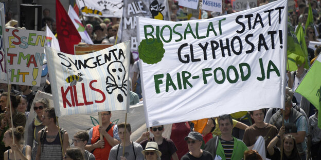 Demonstranten halten Transparente mit den Aufschriften "Syngenta kills" und "Biosalat statt Glyphosat! Fair-Food Ja" Demonstranten halten Transparente mit den Aufschriften "Syngenta kills" und "Biosalat statt Glyphosat! Fair-Food Ja"