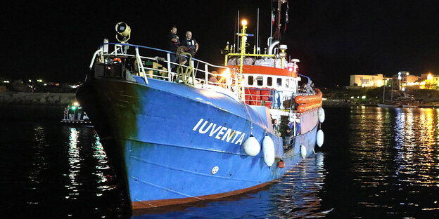 Das Schiff der NGO "Jugend Rettet". Ein alter blauer Schiffkutter mit dem Namen "Iuventa" liegt im Hafen. Das Schiff der NGO "Jugend Rettet". Ein alter blauer Schiffkutter mit dem Namen "Iuventa" liegt im Hafen.