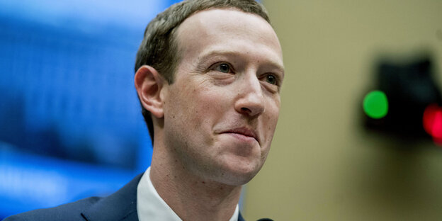 Facebook-Chef Mark Zuckerberg schaut irritiert Facebook-Chef Mark Zuckerberg schaut irritiert