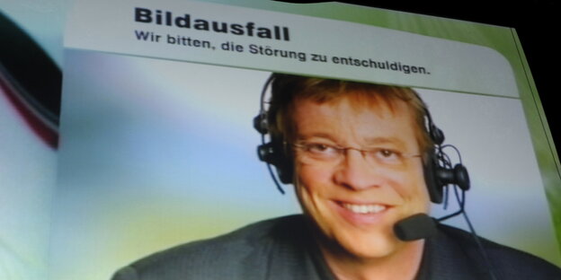 der Kopf eines Mannes, der ein Headset trägt der Kopf eines Mannes, der ein Headset trägt