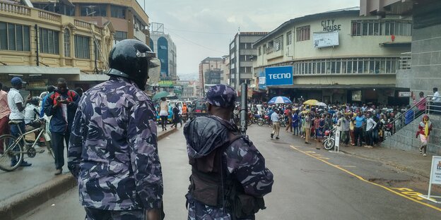 Uniformierte Polizisten auf einer Straße in Uganda Uniformierte Polizisten auf einer Straße in Uganda