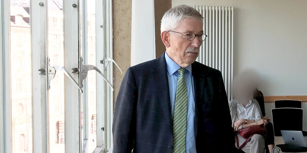 Thilo Sarrazin in Anzug und Krawatte. Thilo Sarrazin in Anzug und Krawatte.