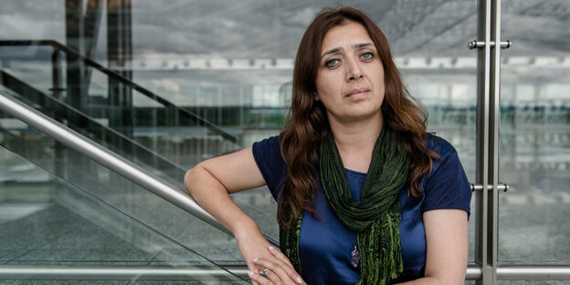 Portrait der Hessischen Landtagsabgeordneten Mürvet Öztürk. Sie steht vor einer Glaswand und lehnt mit dem Arm auf einem Treppengeländer. Portrait der Hessischen Landtagsabgeordneten Mürvet Öztürk. Sie steht vor einer Glaswand und lehnt mit dem Arm auf einem Treppengeländer.