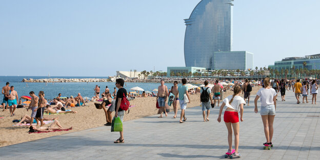 Barcelonas Strand im Sonnenschein Barcelonas Strand im Sonnenschein